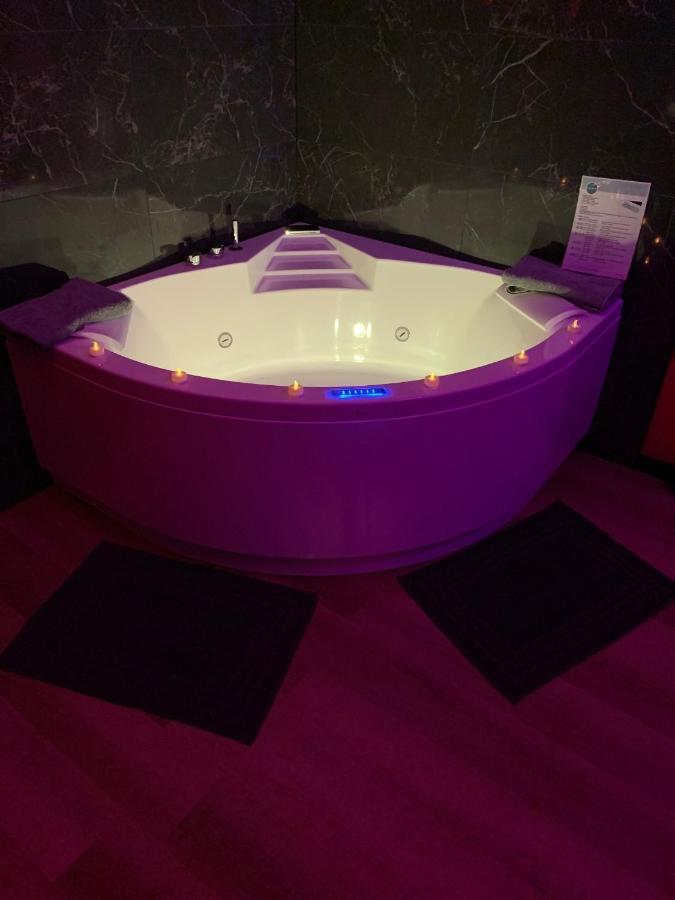 Love Room Avec Jacuzzi Prive Bonnetable Exteriör bild