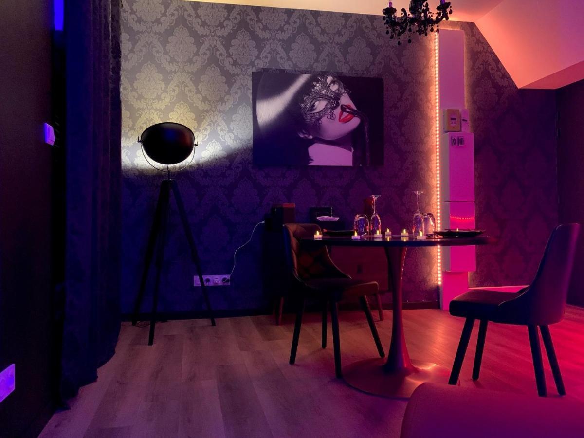 Love Room Avec Jacuzzi Prive Bonnetable Exteriör bild